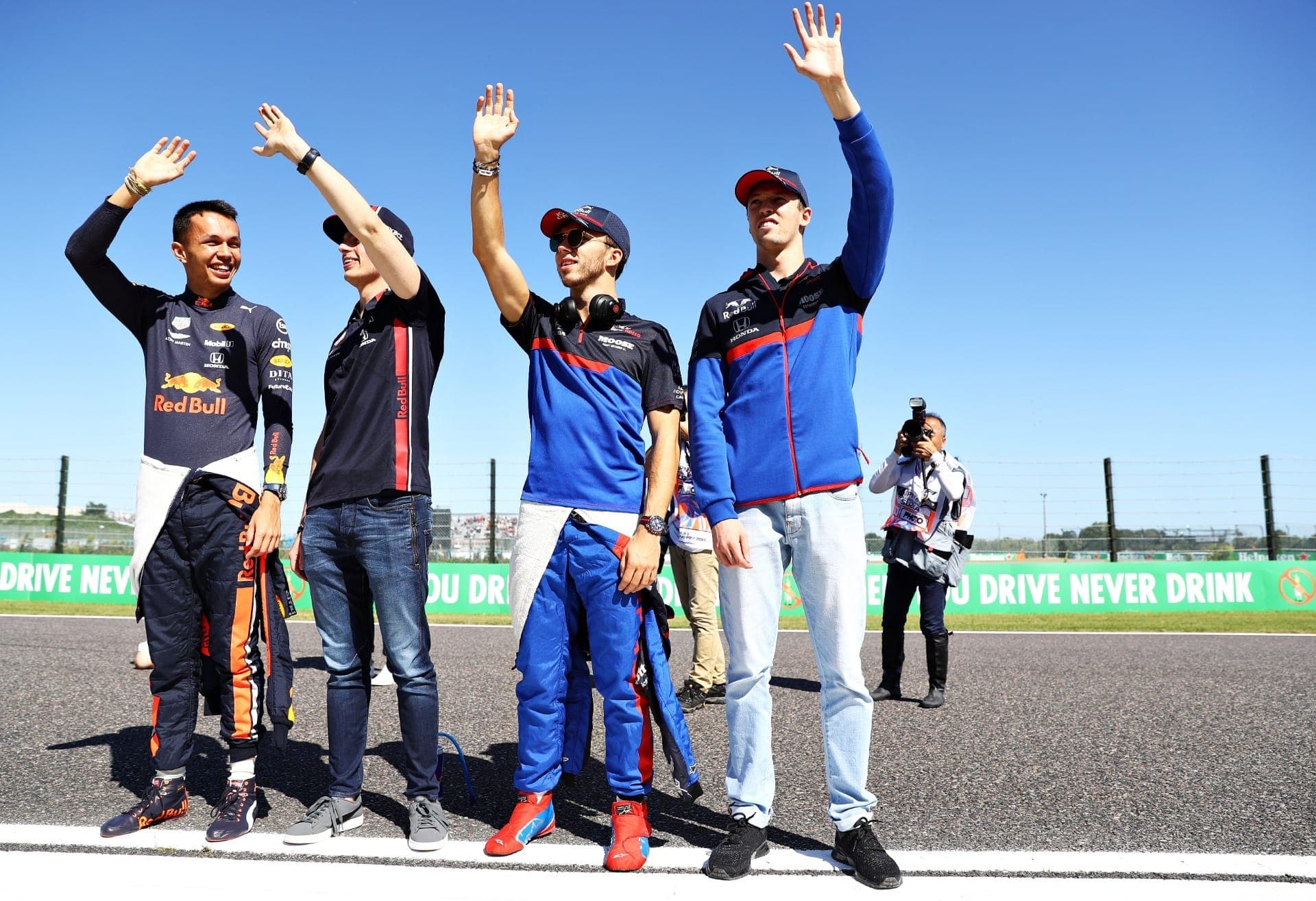 Alexander Albon, Max Verstappen, Pierre Gasly e Daniil Kyat durante o GP do Japão de 2019