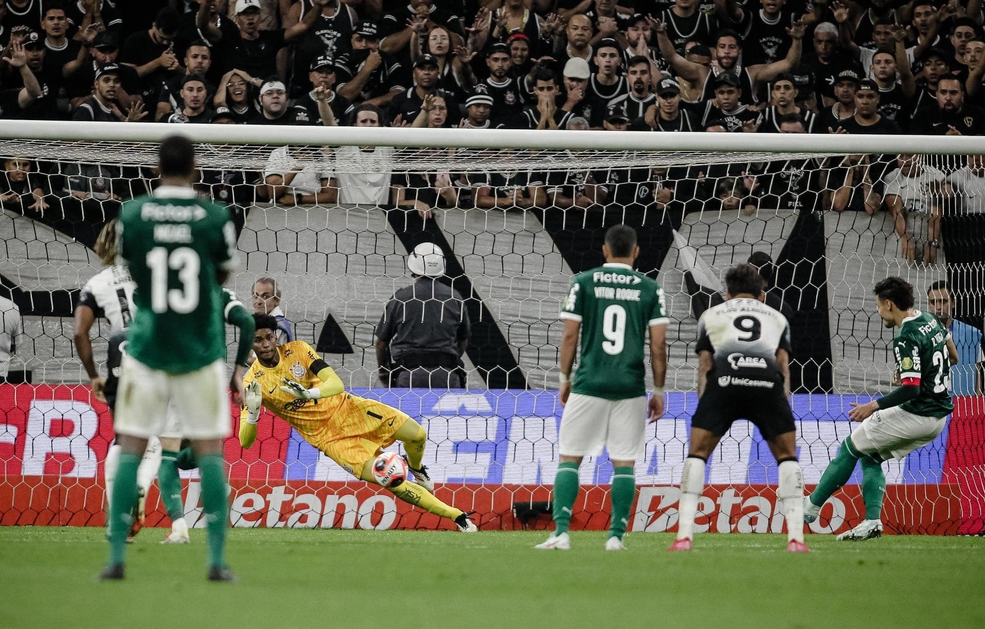 Hugo Souza pega pênalti no Corinthians x Palmeiras