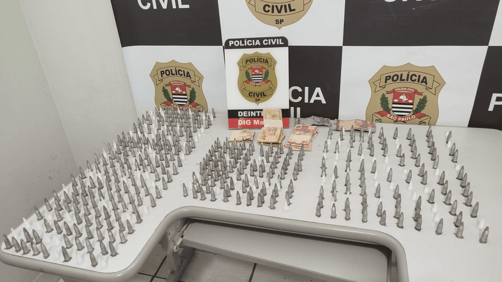 Os policiais também apreenderam dinheiro com o suspeito