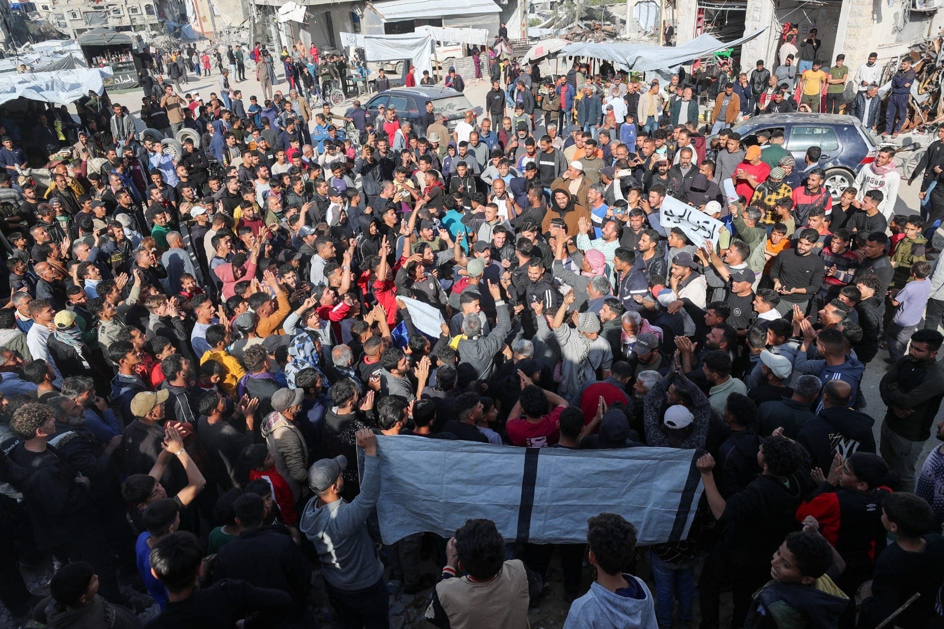 Palestinos protestam para exigir o fim da guerra, gritando slogans anti-Hamas