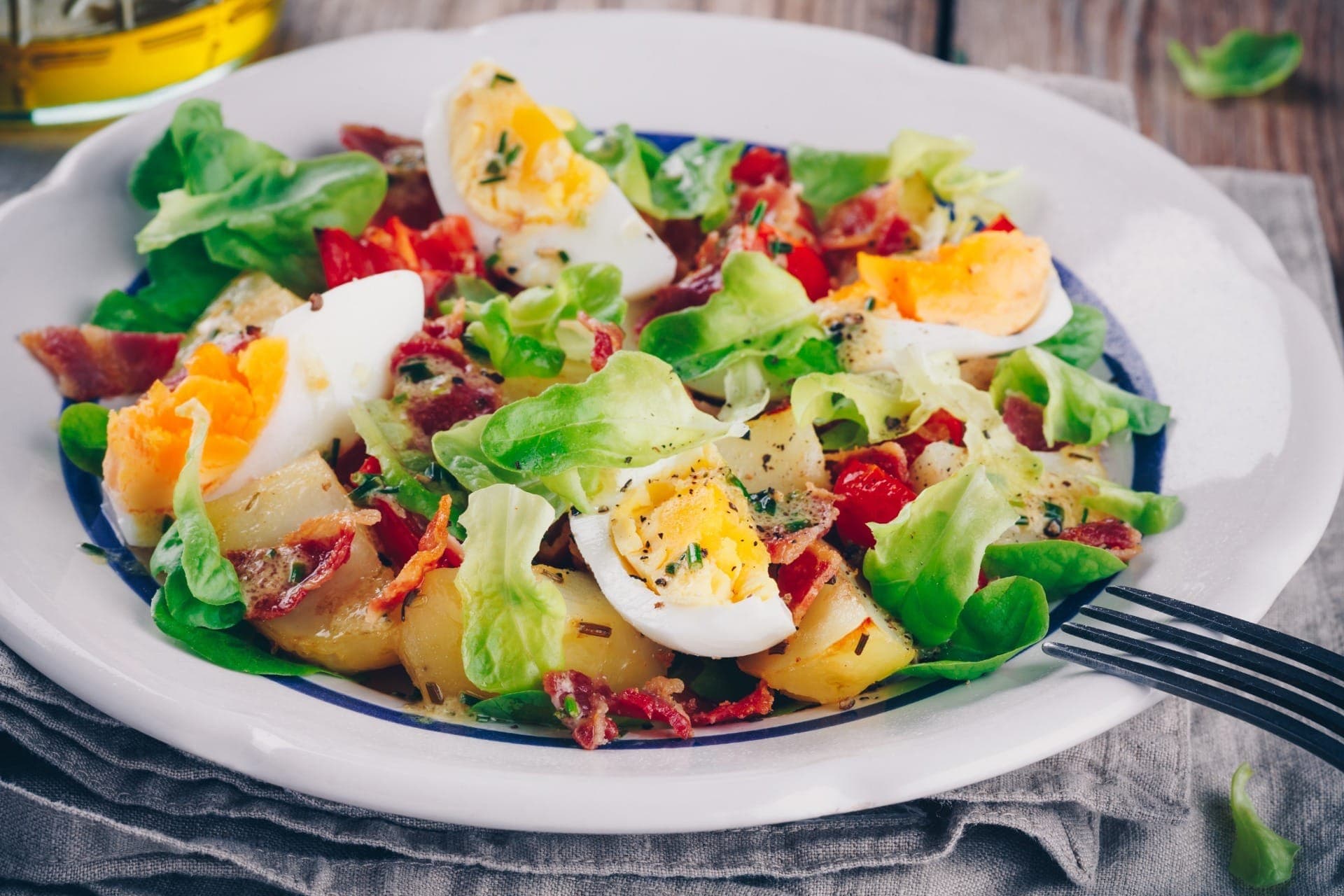 Salada com ovos e bacon