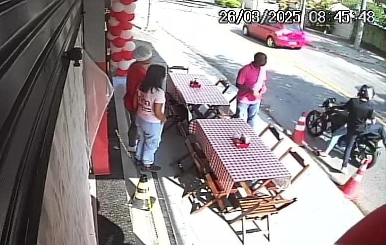 Toda a ação criminosa foi flagrada por um circuito de câmeras de segurança
