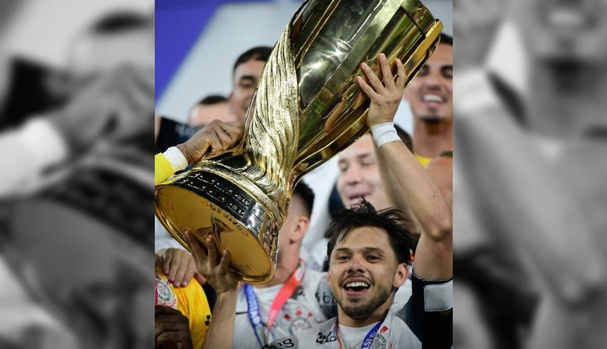 Angel Romero com a taça do Campeonato Paulista, conquistado pelo Corinthians sobre o Palmeiras