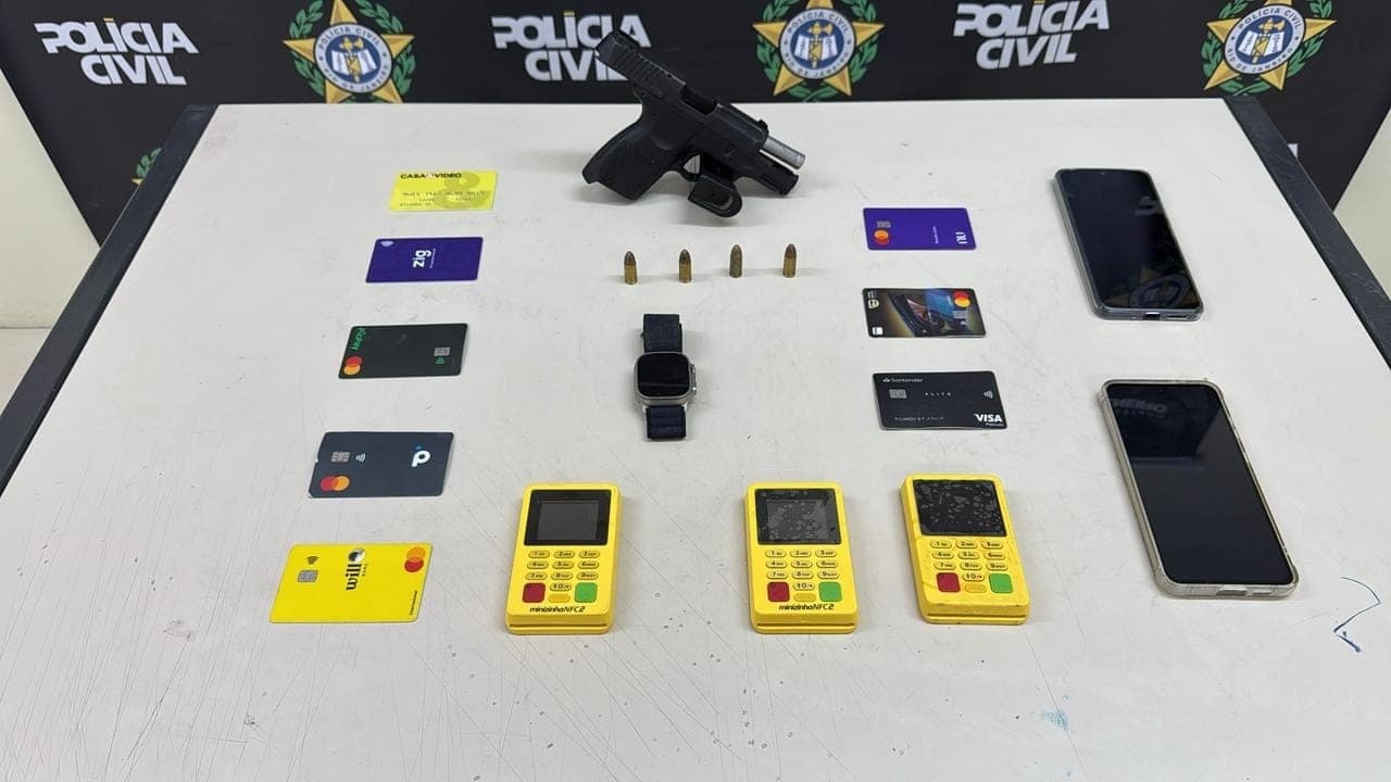 Material apreendido na prisão do taxista que aplicava golpe nos passageiros