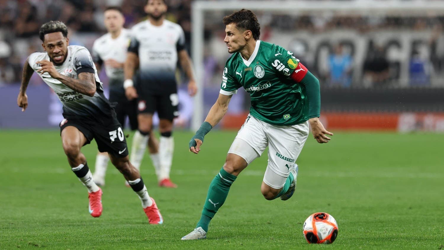 Raphael Veiga deixa em aberto permanência no Palmeiras