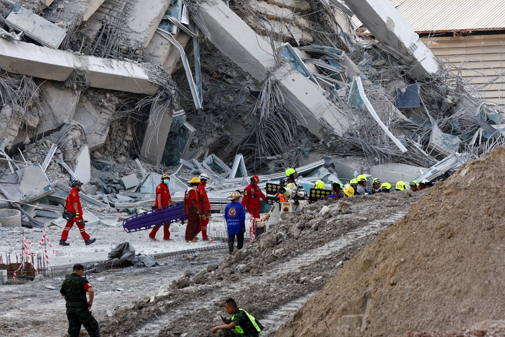 Terremoto em Mianmar: equipes de resgate trabalham entre os escombros