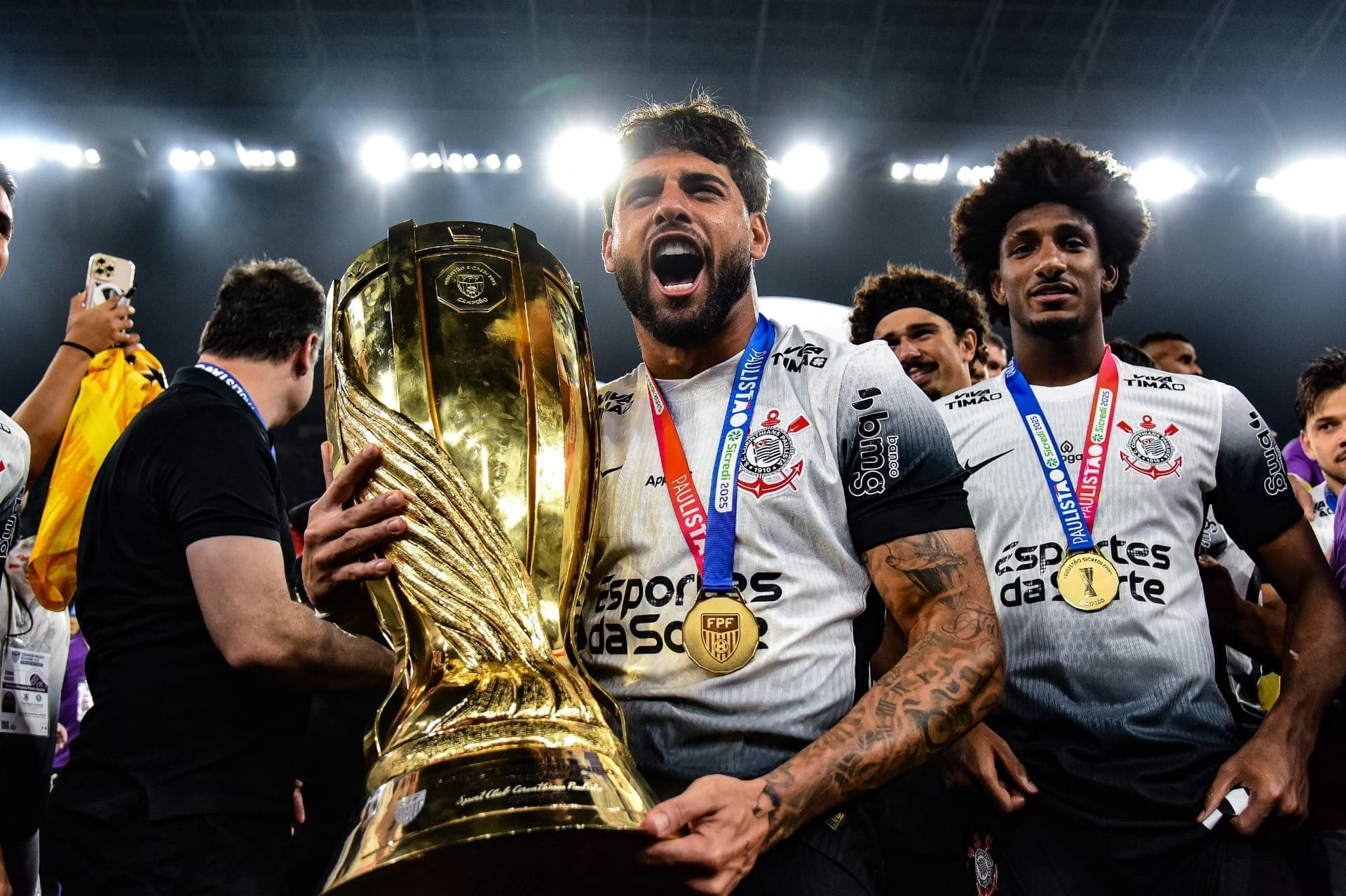 Yuri Alberto mostra o novo troféu conquistado pelo Corinthians