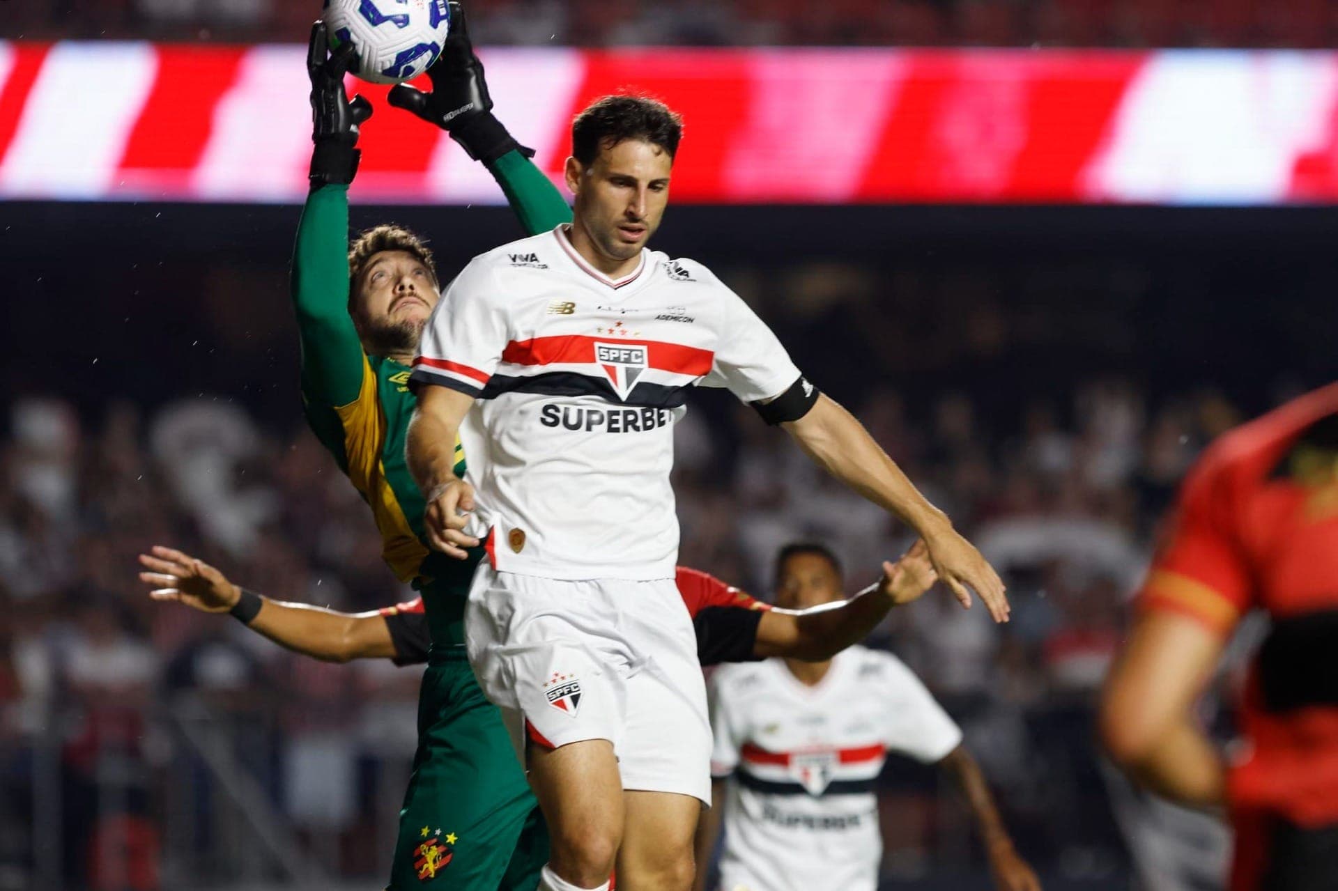 Calleri disputa bola com Caique França em São Paulo x Sport