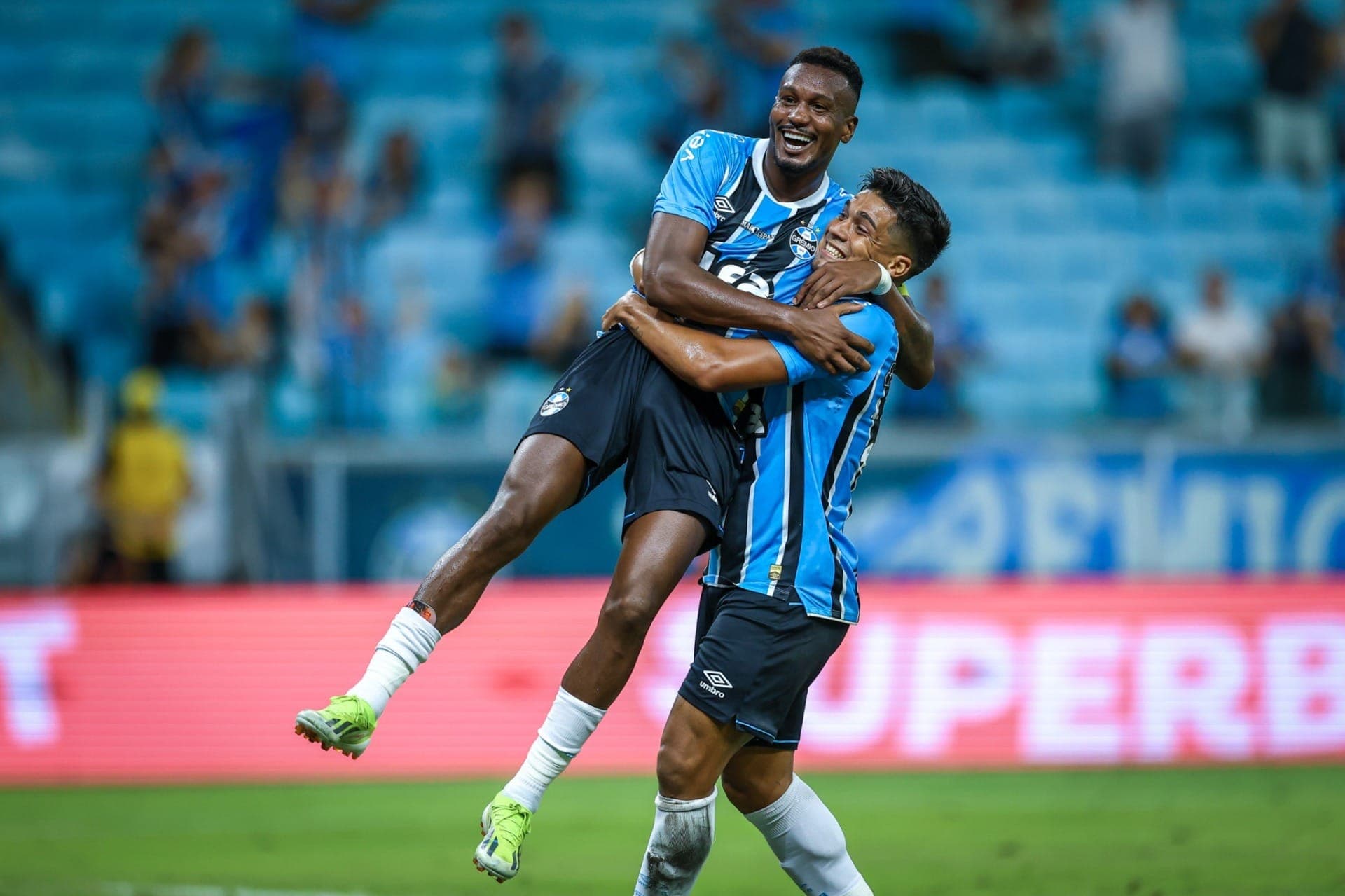 Edenílson comemora gol pelo Grêmio contra o Atlético-MG