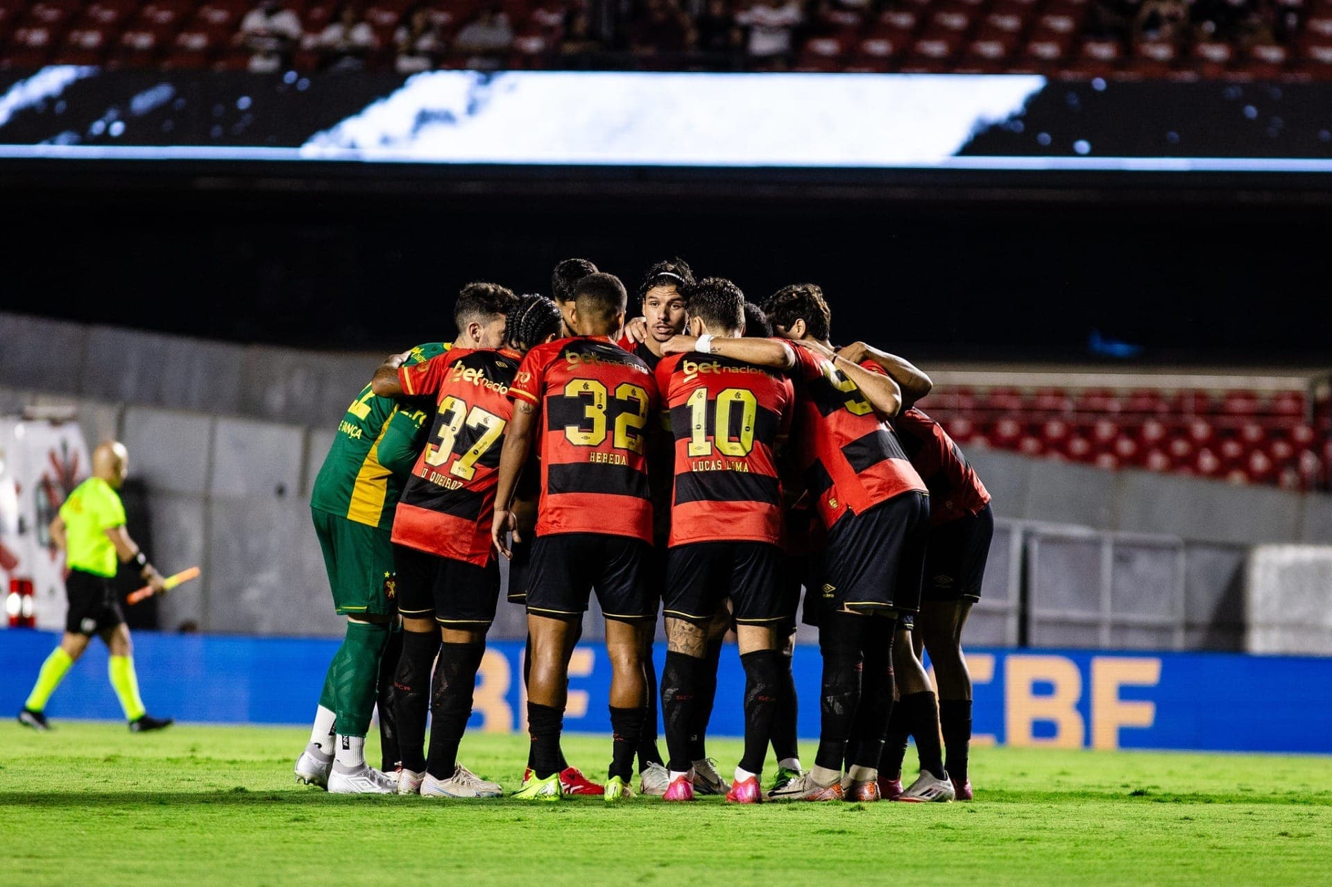 Jogadores do Sport antes da partida contra o São Paulo