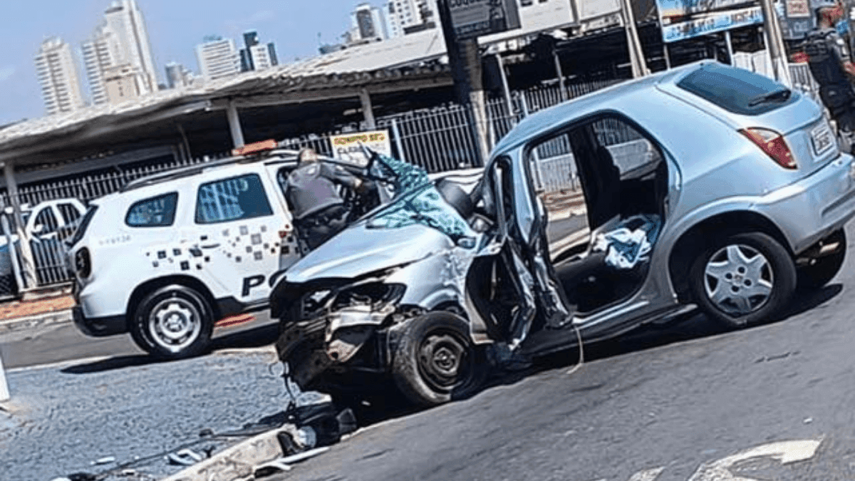 A condutora colidiu com um poste durante a tentativa de fuga