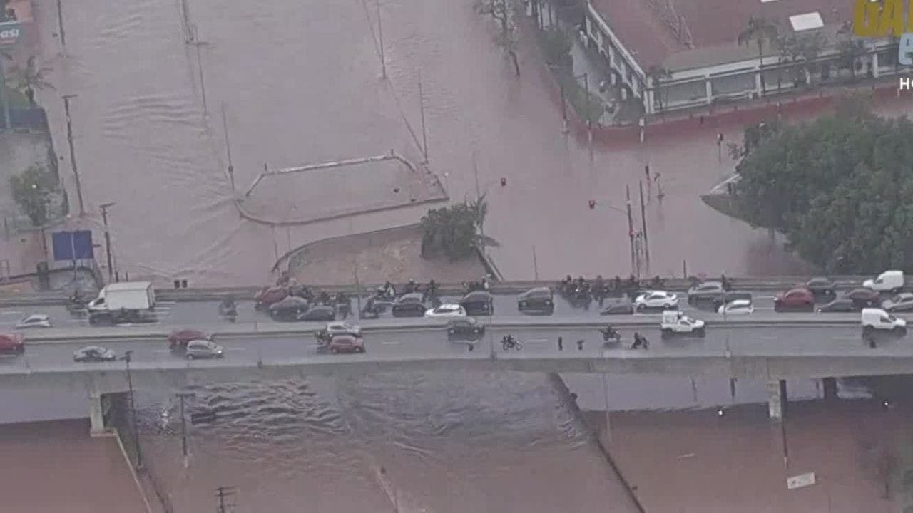 Ponte alagada por chuva em São Paulo em 31 de março