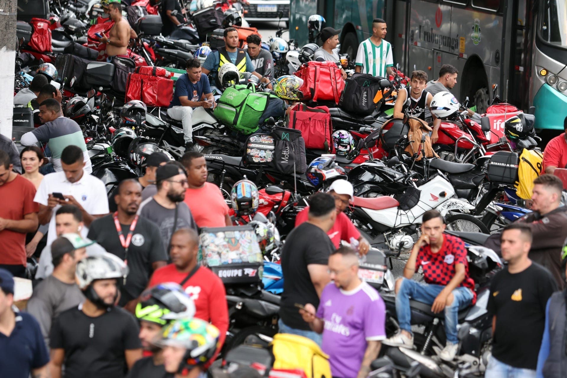 Entregadores lutam por melhores condições de trabalho