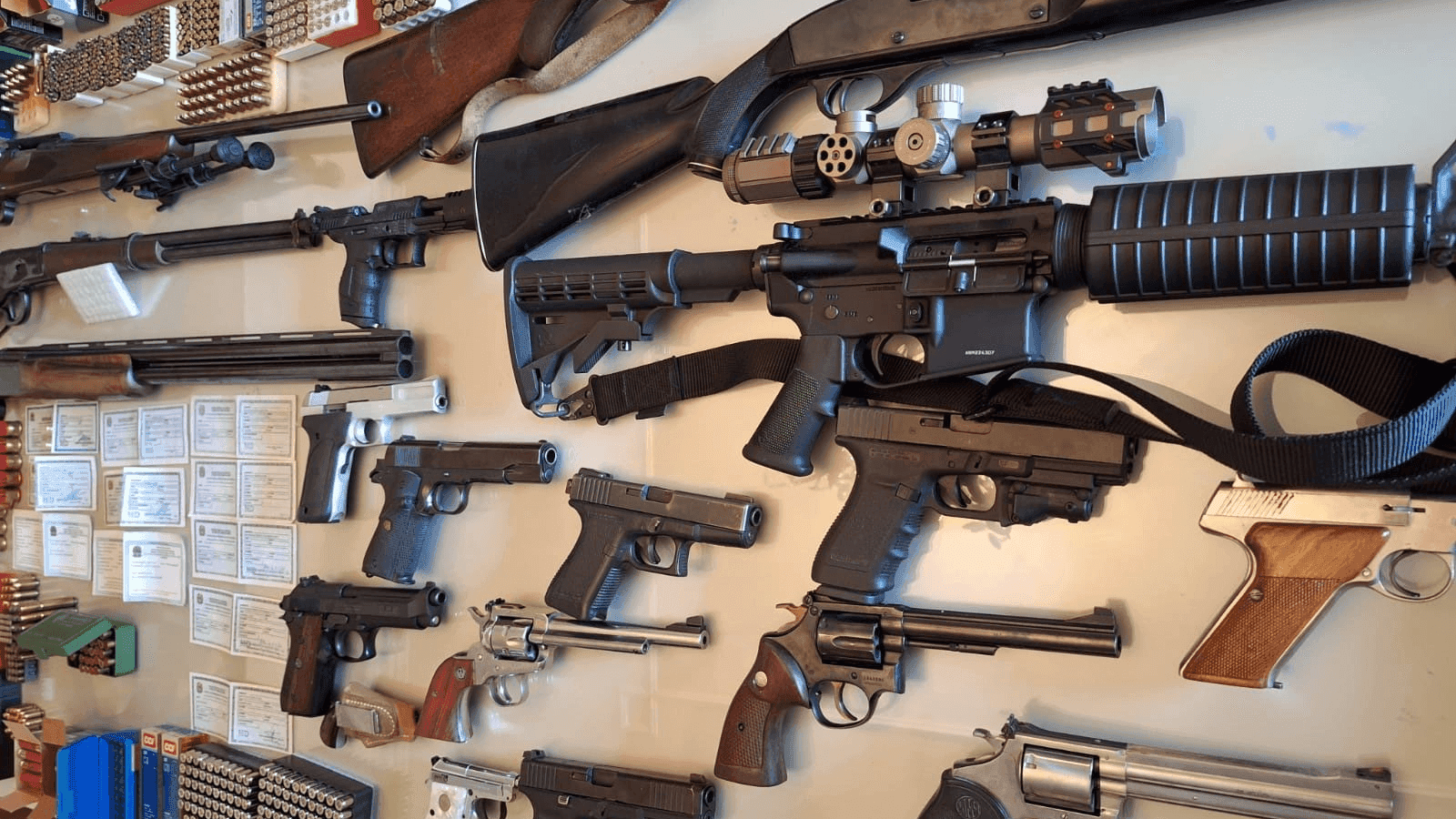 Foram apreendidas várias armas de calibres diferentes