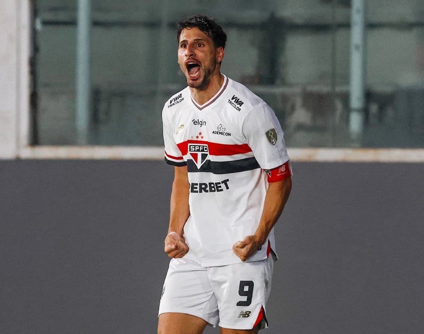 Calleri comemora vitória do São Paulo contra o Talleres