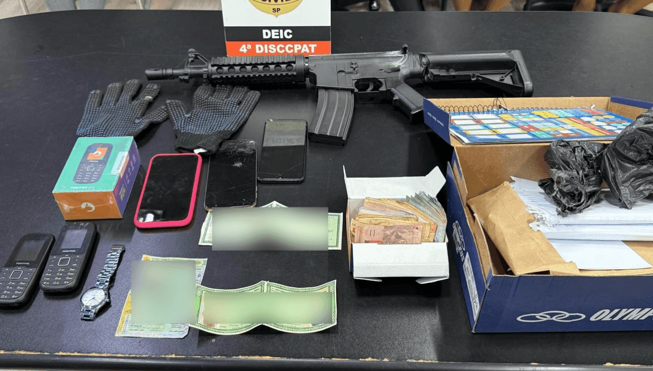 Foram apreendidos celulares, armas falsa e documentos durante a ação