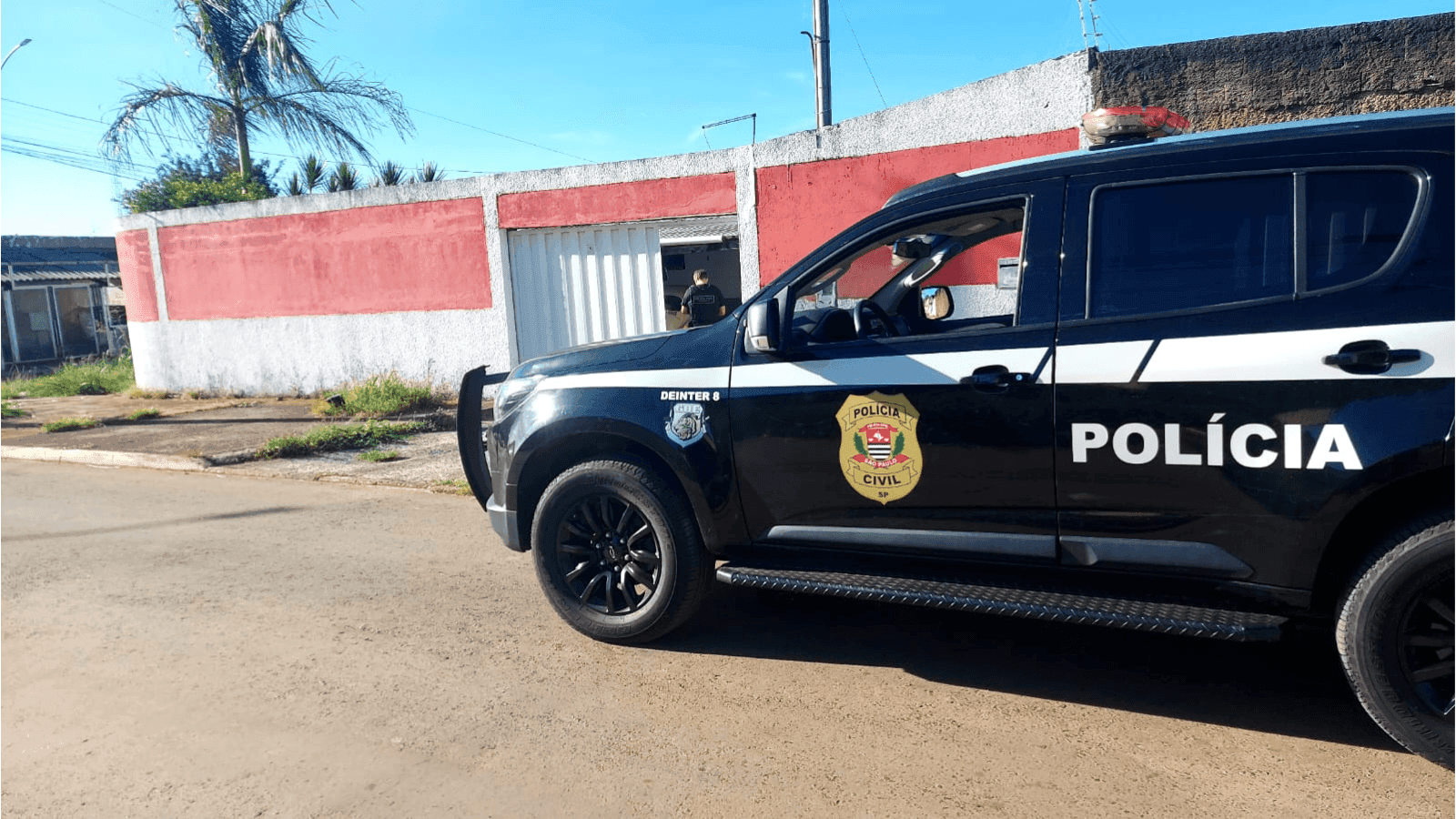 Os suspeitos amarraram as vítimas e roubaram a casa
