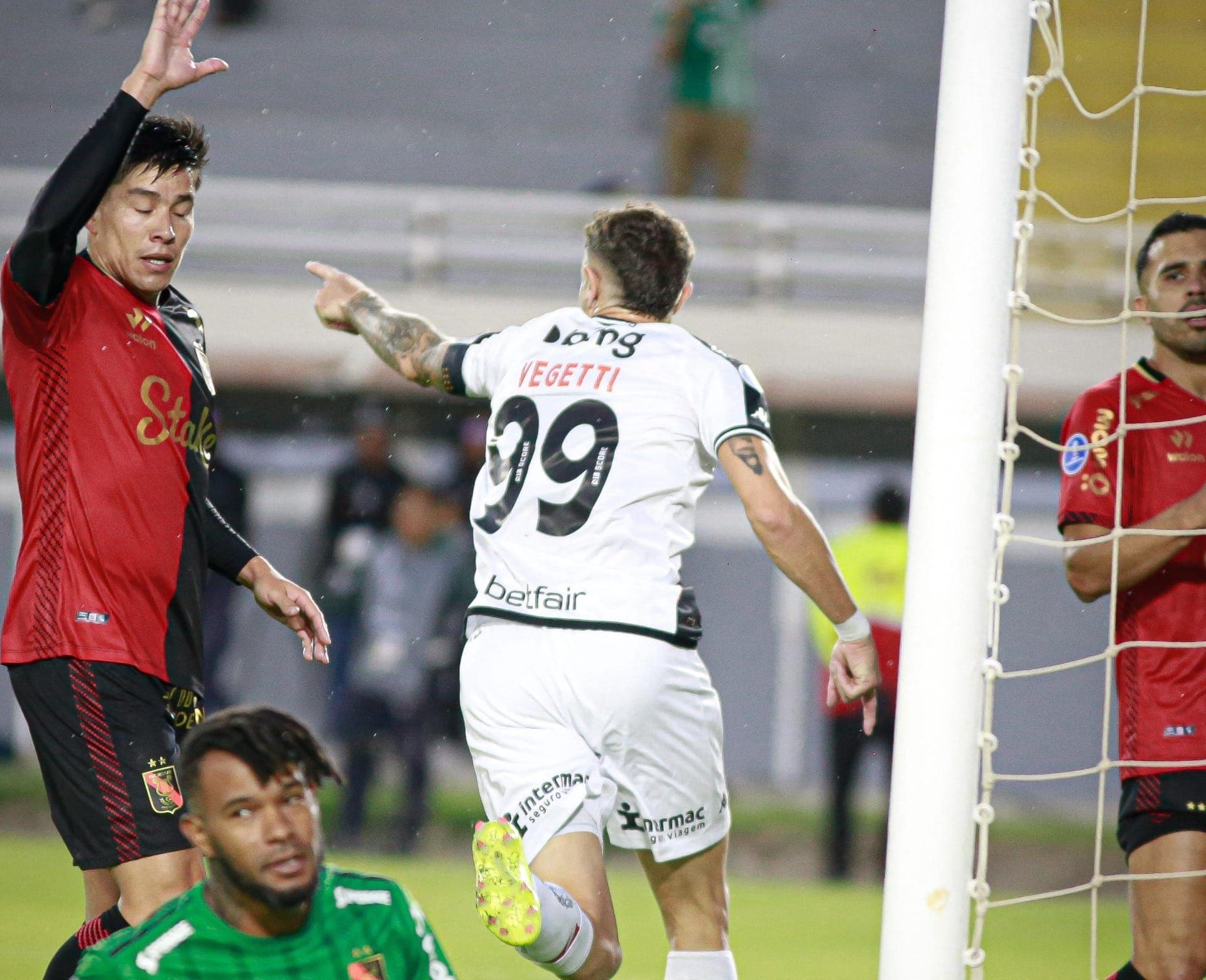 Vegetti marca para o Vasco em jogo contra o Melgar, pela Sul-Americana