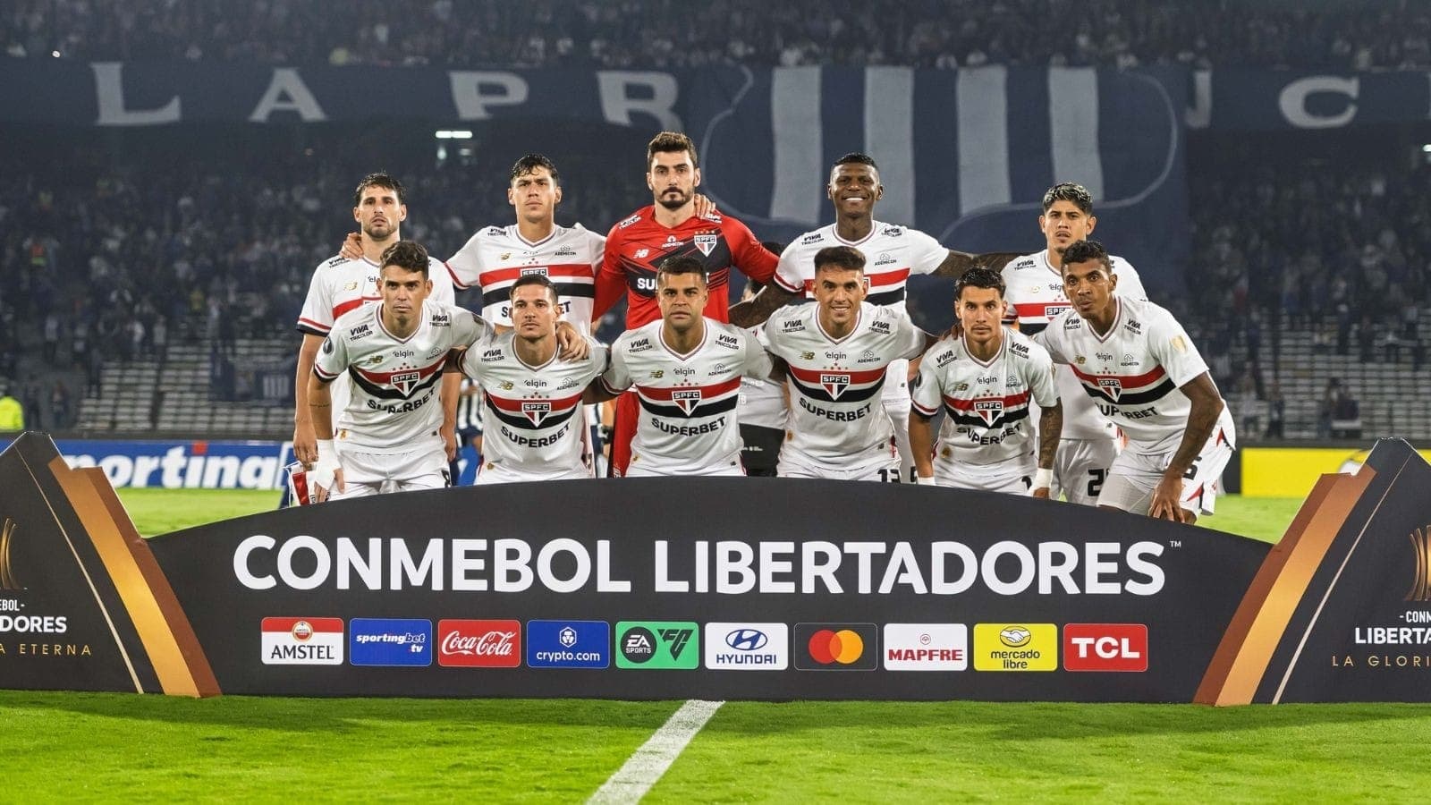 Elenco do São Paulo antes do jogo contra o Talleres