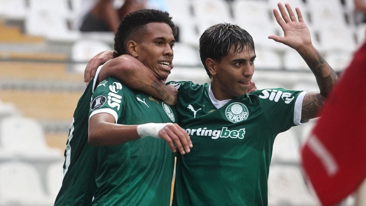 Estêvão comemora gol do Palmeiras contra o Sporting Cristal