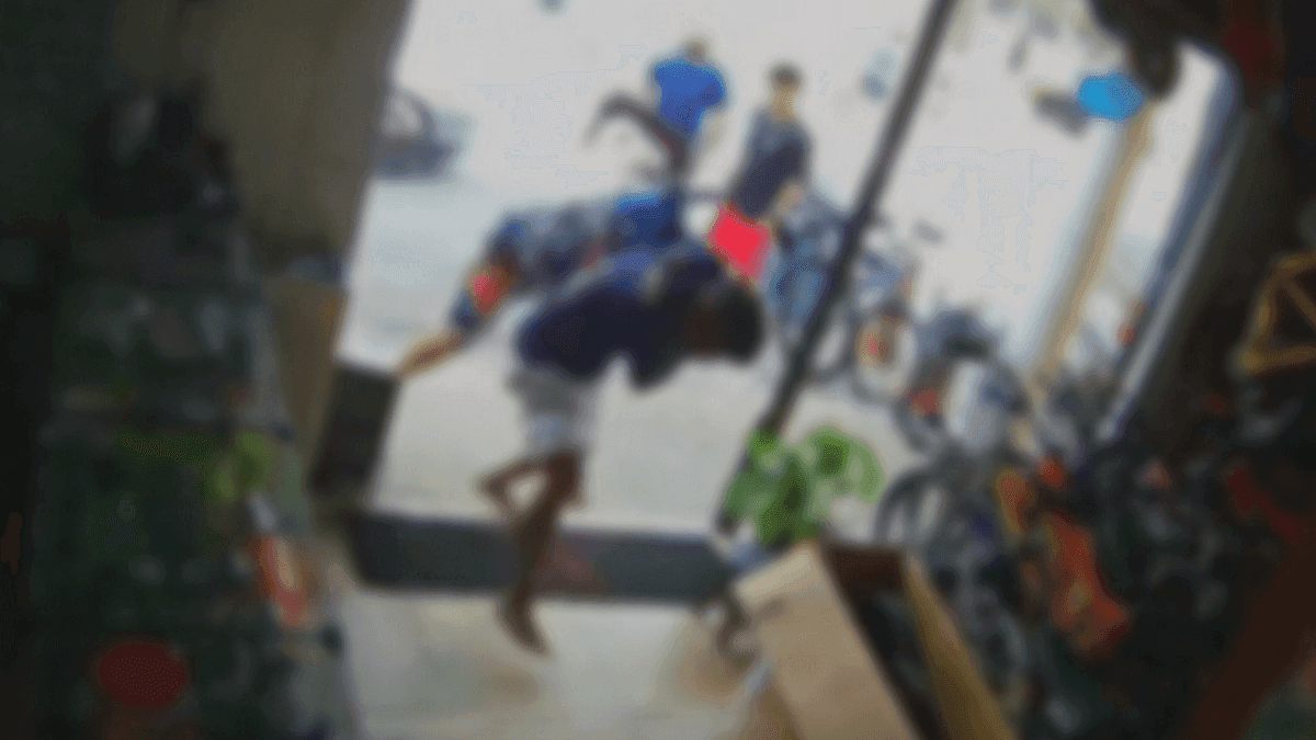 Homem é morto a facadas pelo ex-marido da namorada dentro de loja em SP