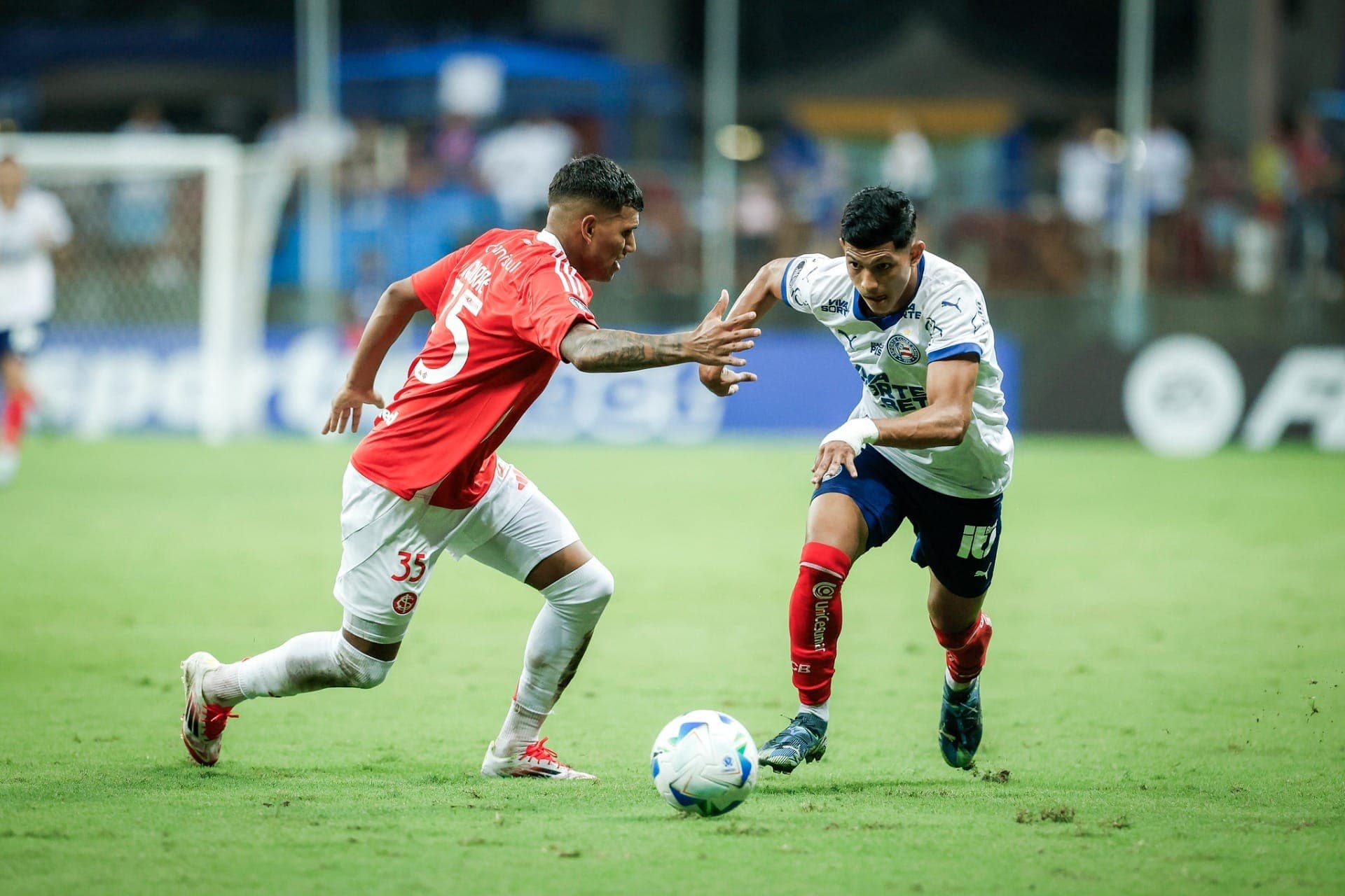 Jogadores de Bahia e Inter em duelo da Libertadores