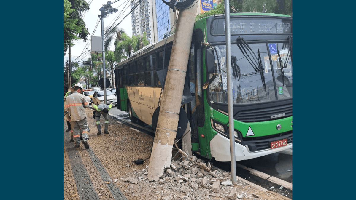 O ônibus da linha 313 colidiu com um poste na manhã desta quinta-feira (3)
