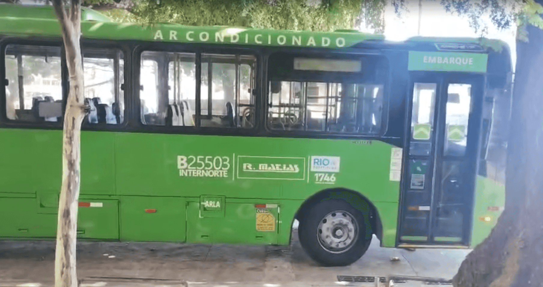 Os bandidos fugiram com o dinheiro do caixa do ônibus