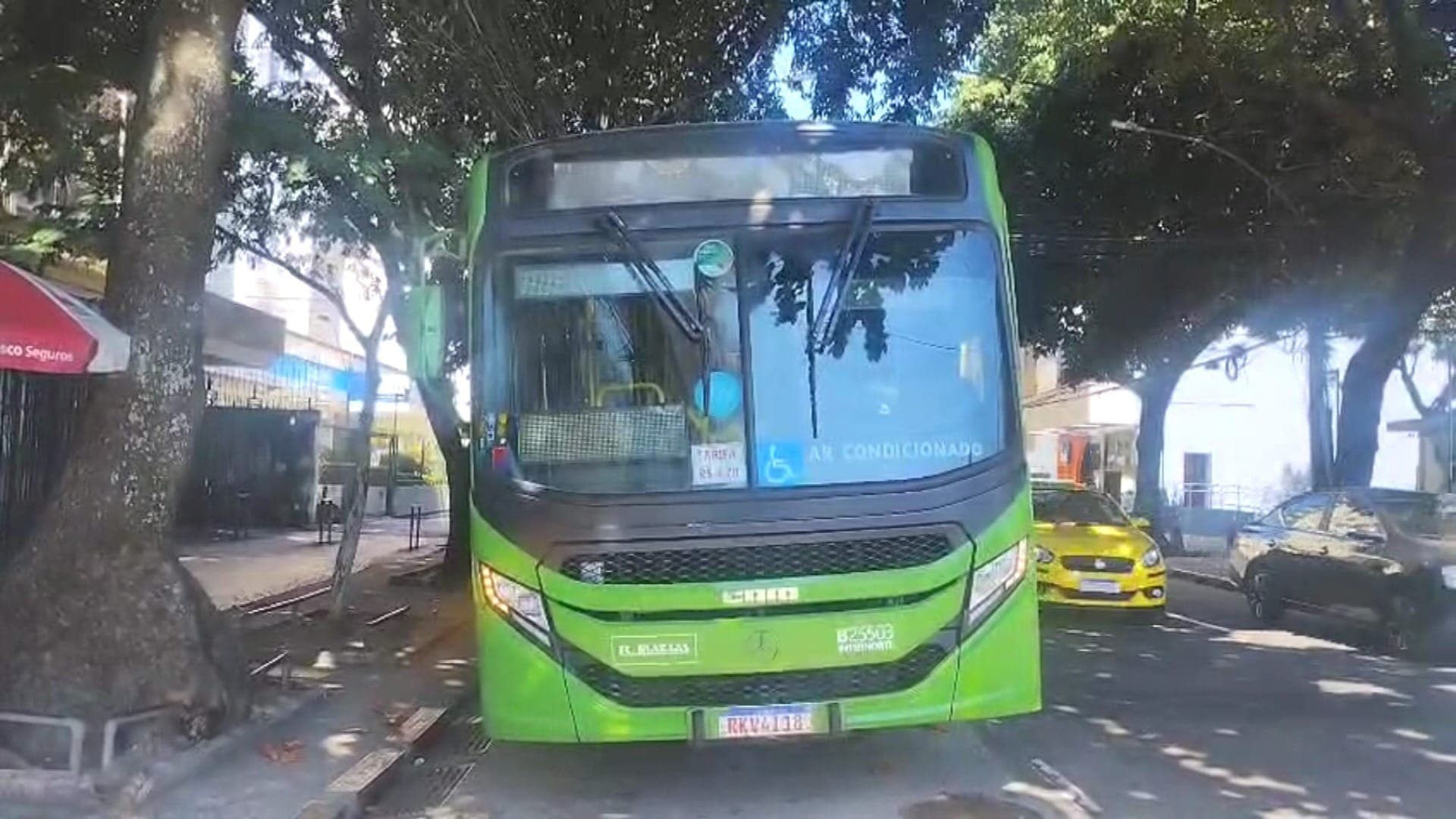 Passageiros se jogam de ônibus para fugir de assalto no Rio