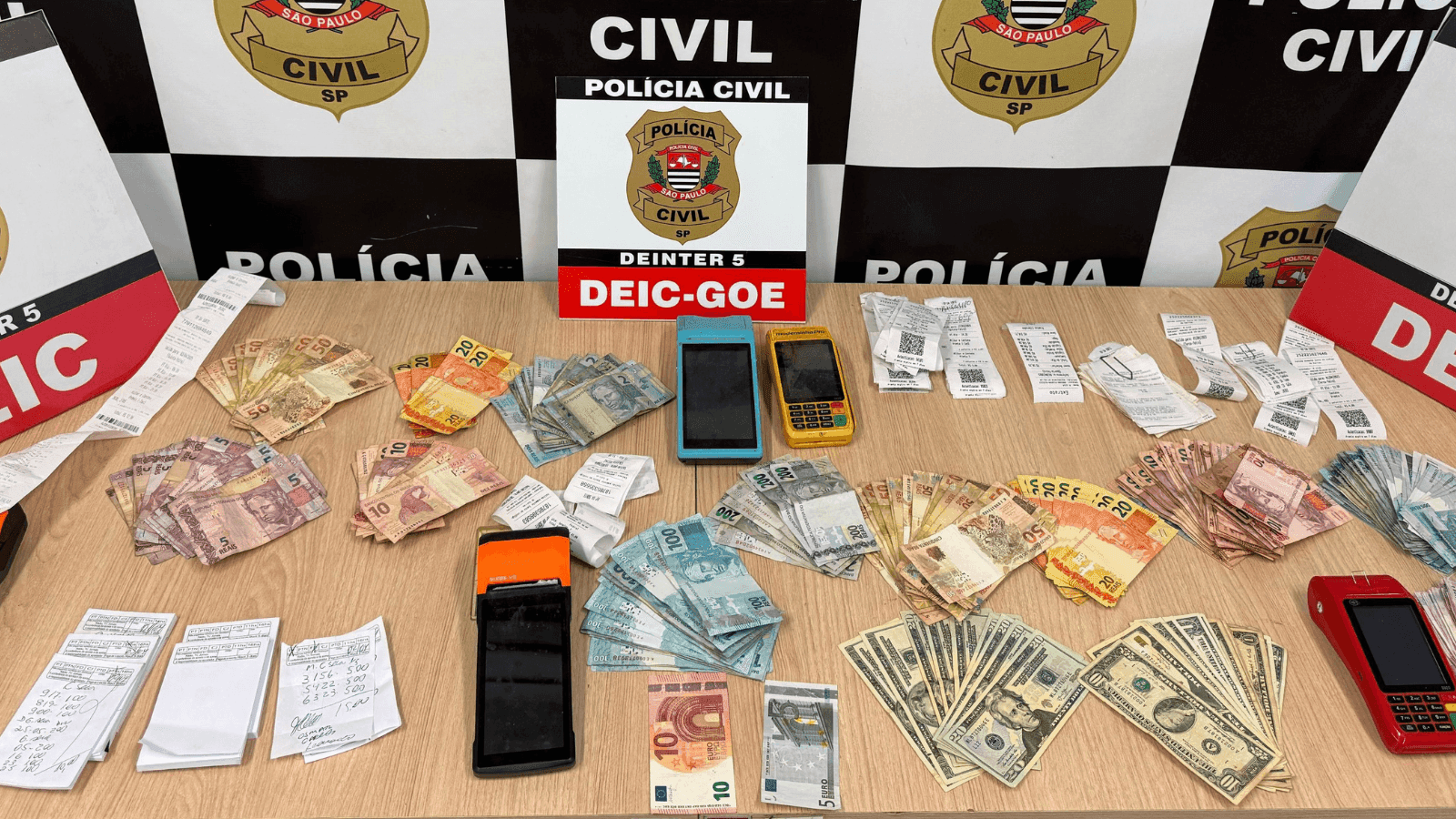 Foram apreendidos mais de R$ 10 mil em dinheiro