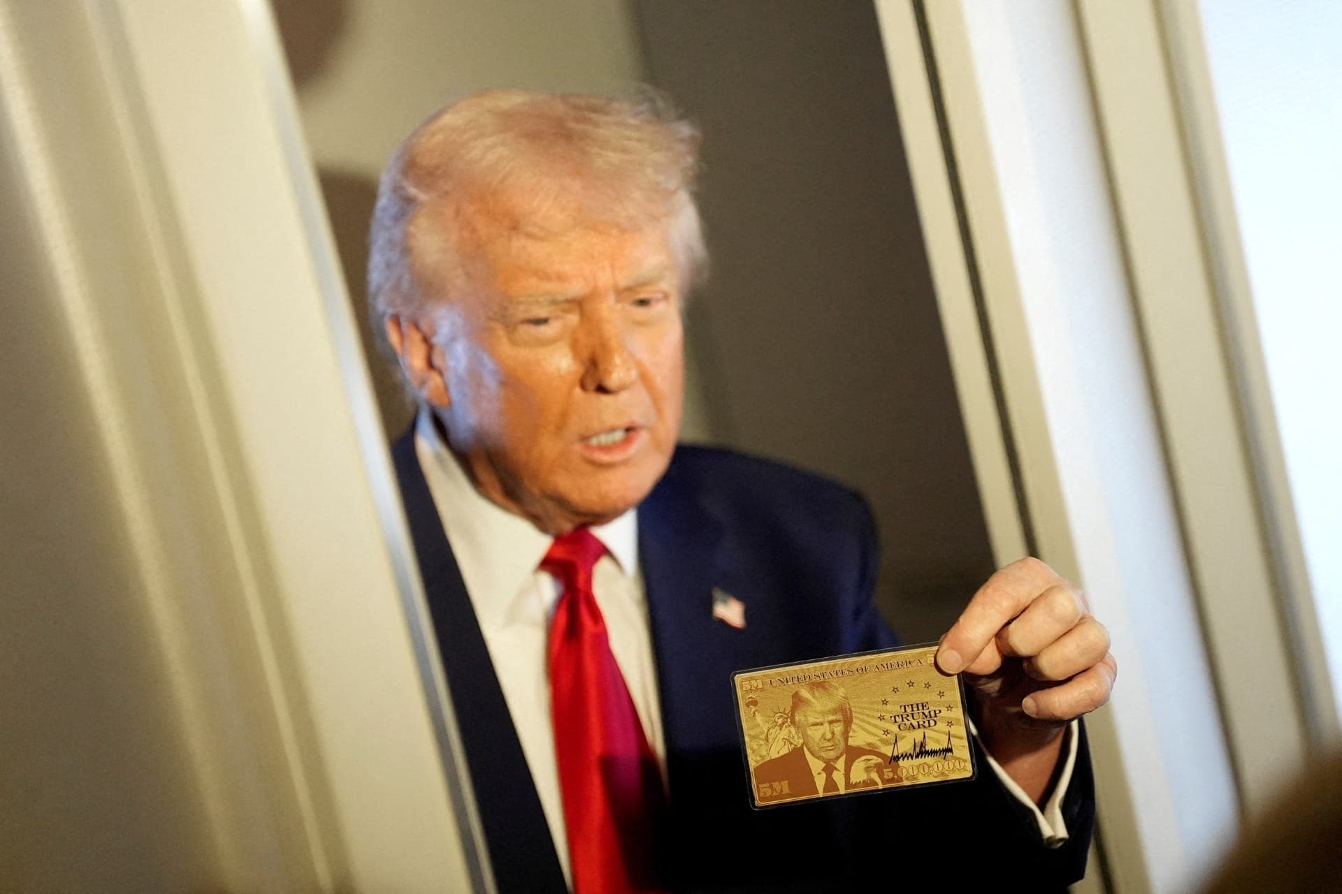 Trump mostra primeiro 'cartão ouro' de residência nos EUA