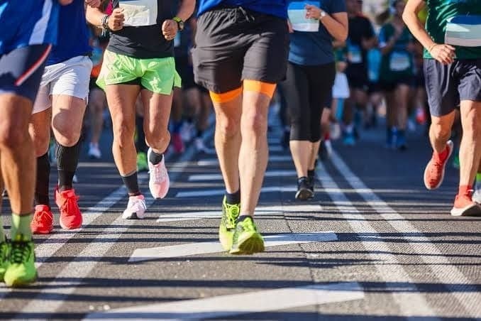 Uma alimentação saudável e adequada para os treinos de corrida e de força são aliados na prevenção de lesões comuns