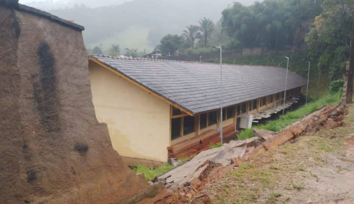 Parte de muro de escola desaba, em Natividade da Serra