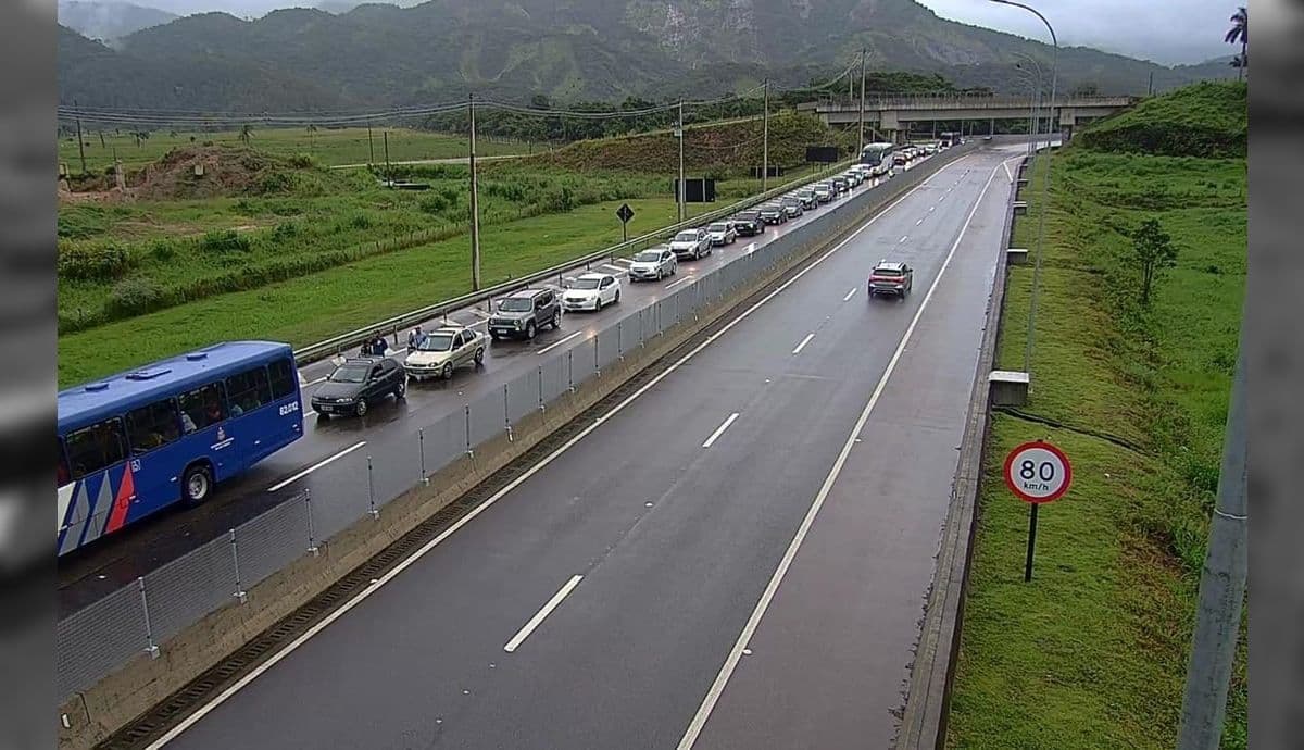 Veículos na Serra Nova, no sistema pare e siga, no trecho de Caraguatatuba