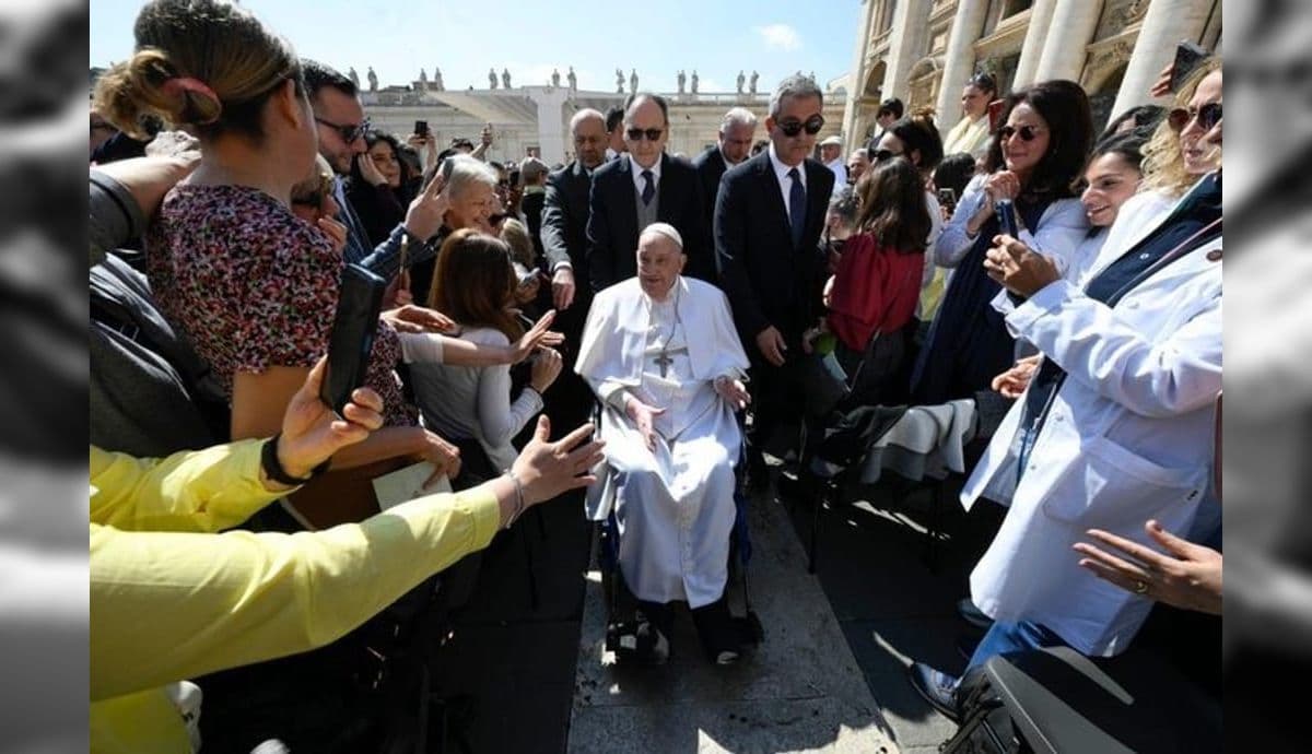 Papa Francisco reaparece em público e admite sentir-se frágil
