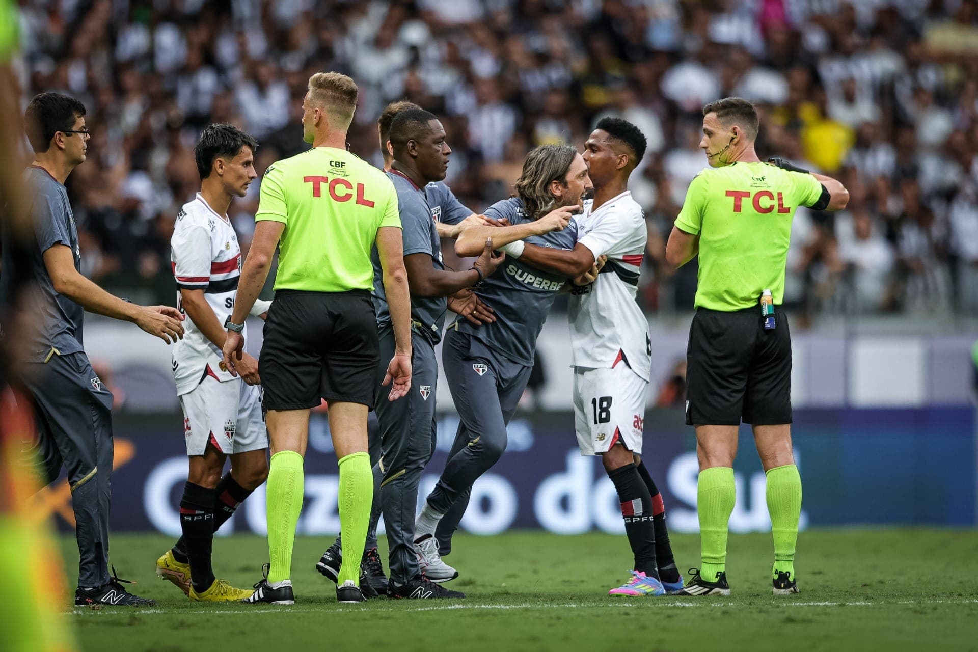Treinador foi expulso e partiu para cima da arbitragem