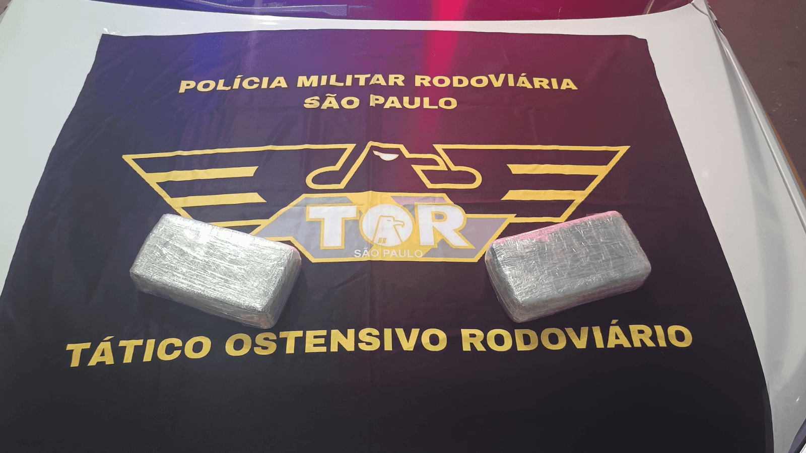 A droga estava escondida na mochila e pesou mais de dois quilos