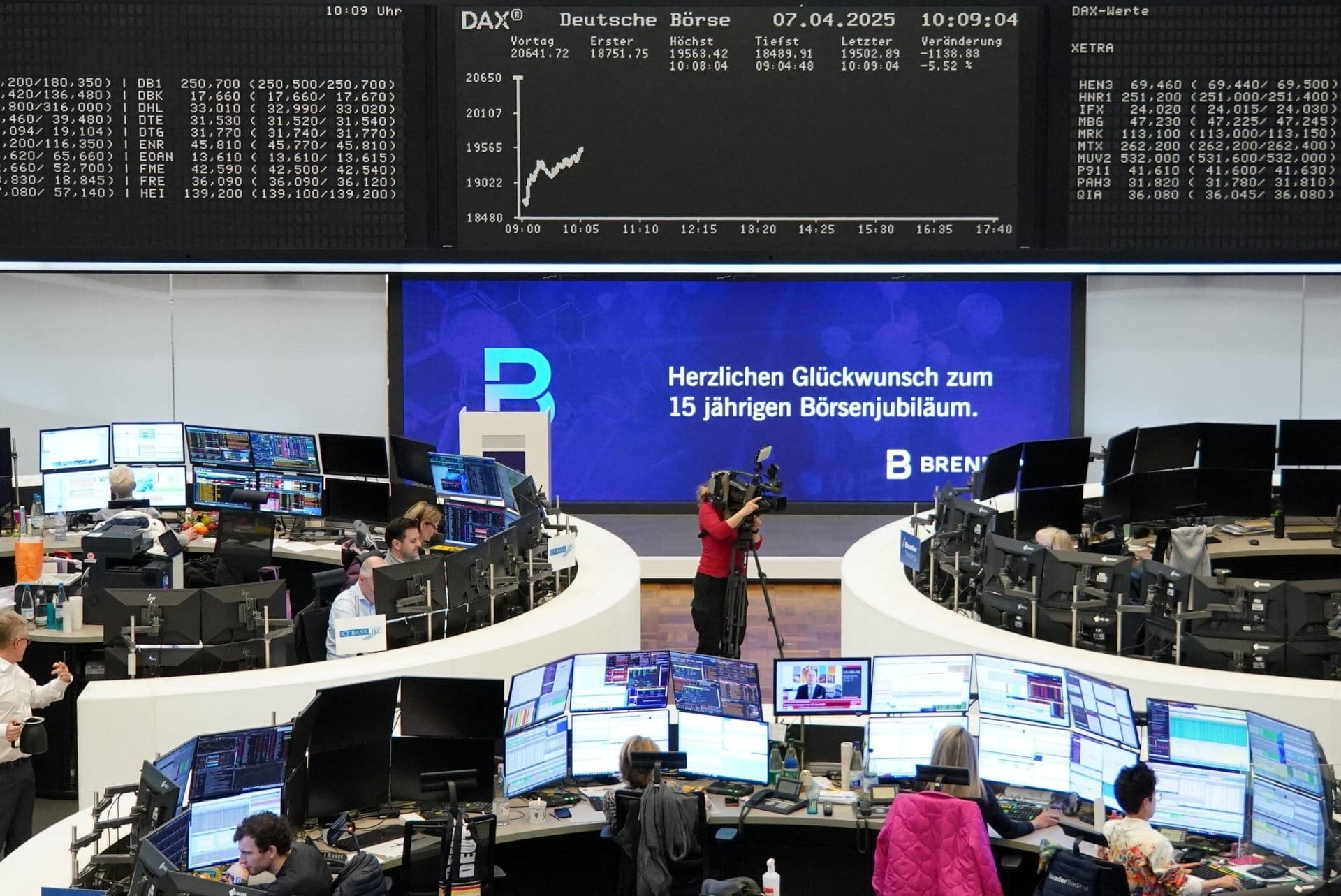 Índice de ações alemão DAX é retratado na bolsa de valores em Frankfurt, Alemanha, nesta segunda-feira (7)
