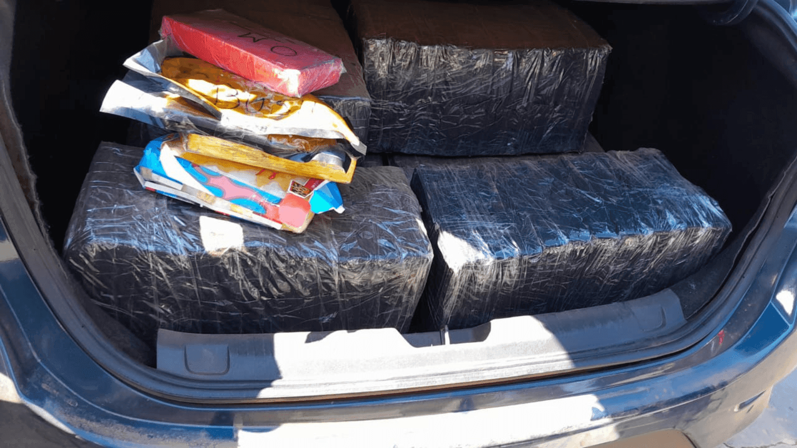 Os policiais apreenderam cerca de 400 quilos de maconha