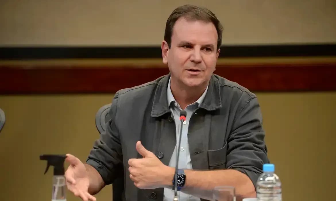 Paes aparece com 48,9% das intenções de voto