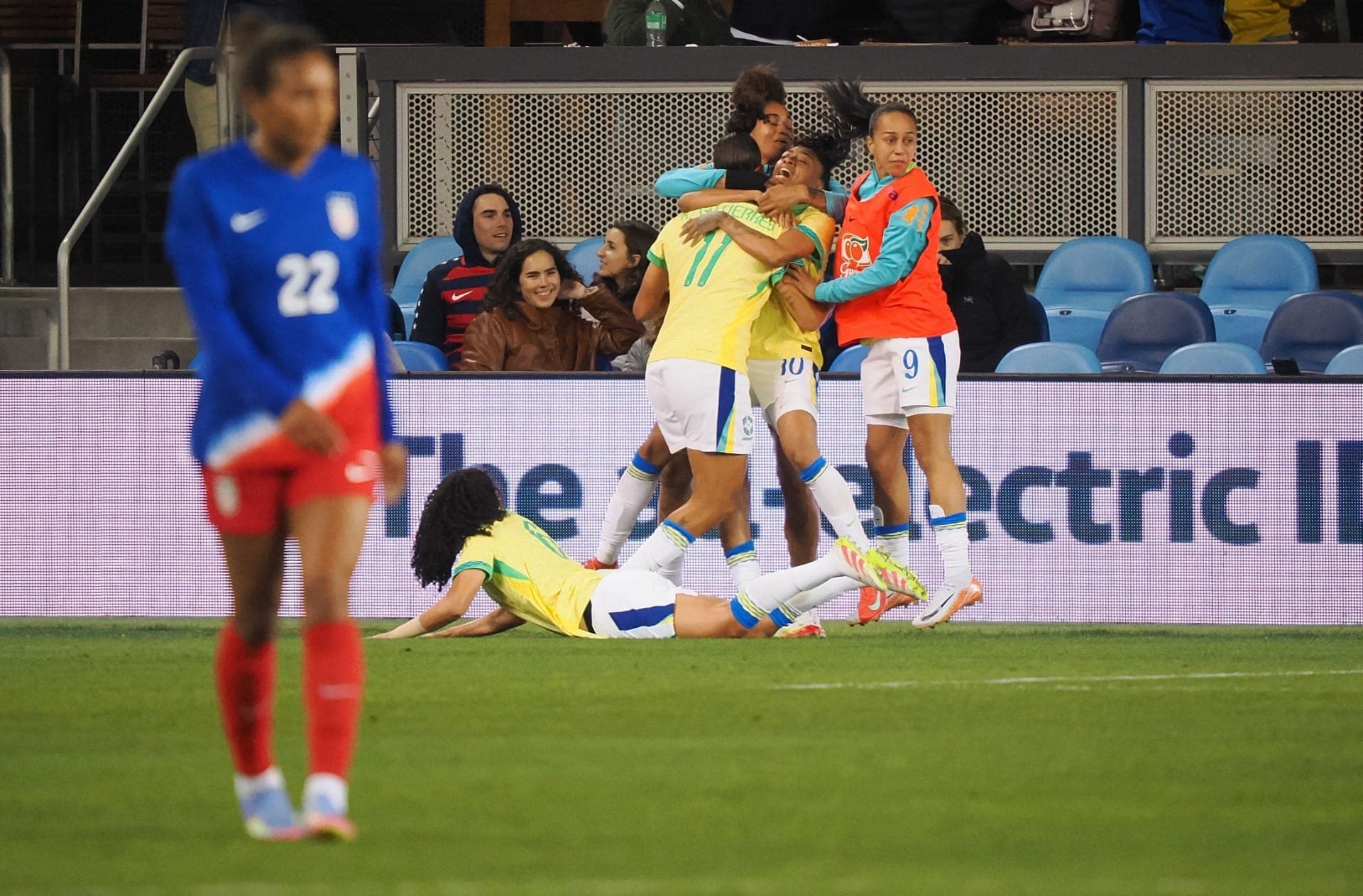 A atacante brasileira Amanda Gutierres (11) comemora com as companheiras de equipe após marcar um gol contra a seleção dos Estados Unidos no segundo tempo, no PayPal Park, San Jose