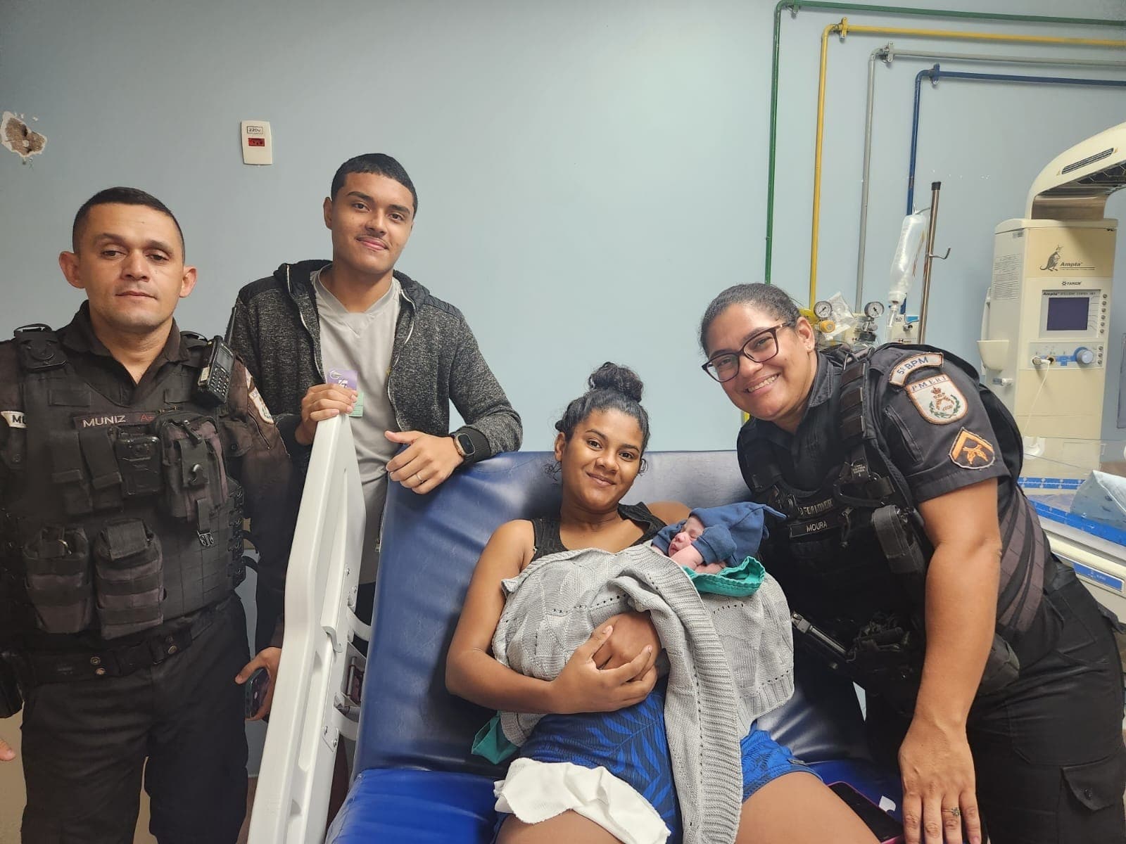 Os PMs socorreram a mulher, que não aguentou a espera e deu à luz dentro do veículo