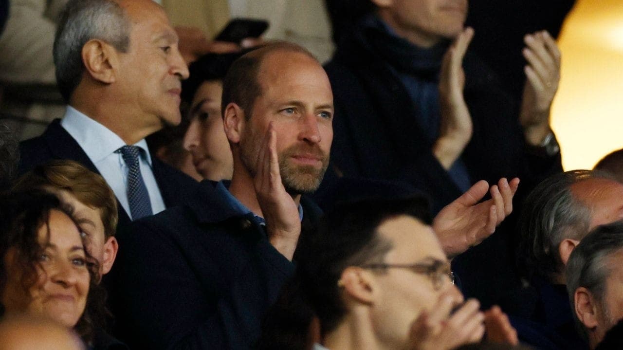 Príncipe William na torcida pelo Aston Villa em Paris, em jogo contra o PSG