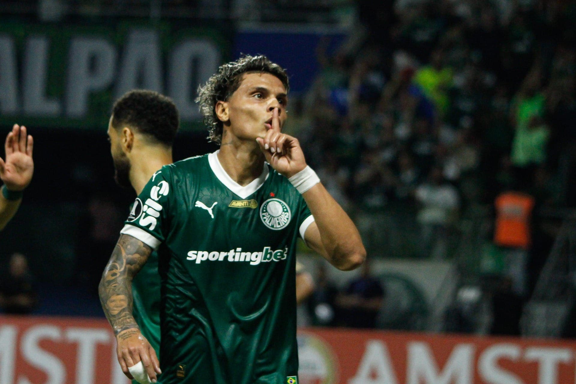 Ríos tentou calar a torcida do Palmeiras, mas depois ouviu resposta