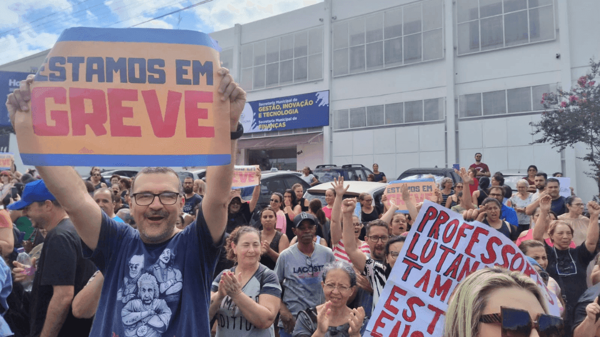 Segundo o sindicato, cerca de 400 servidores estiveram nas ruas nesta terça-feira (8)