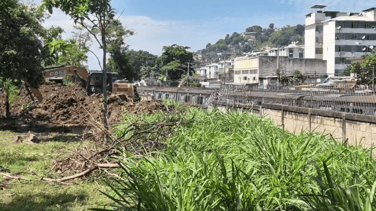 Trecho onde muro caiu
