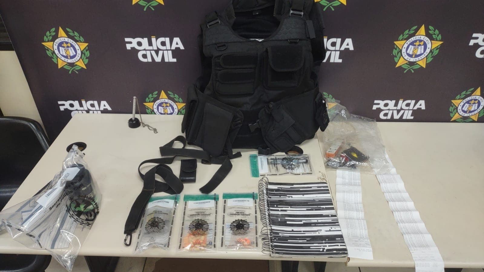 Em nota, a polícia afirma que tenta localizar os envolvidos nos crimes