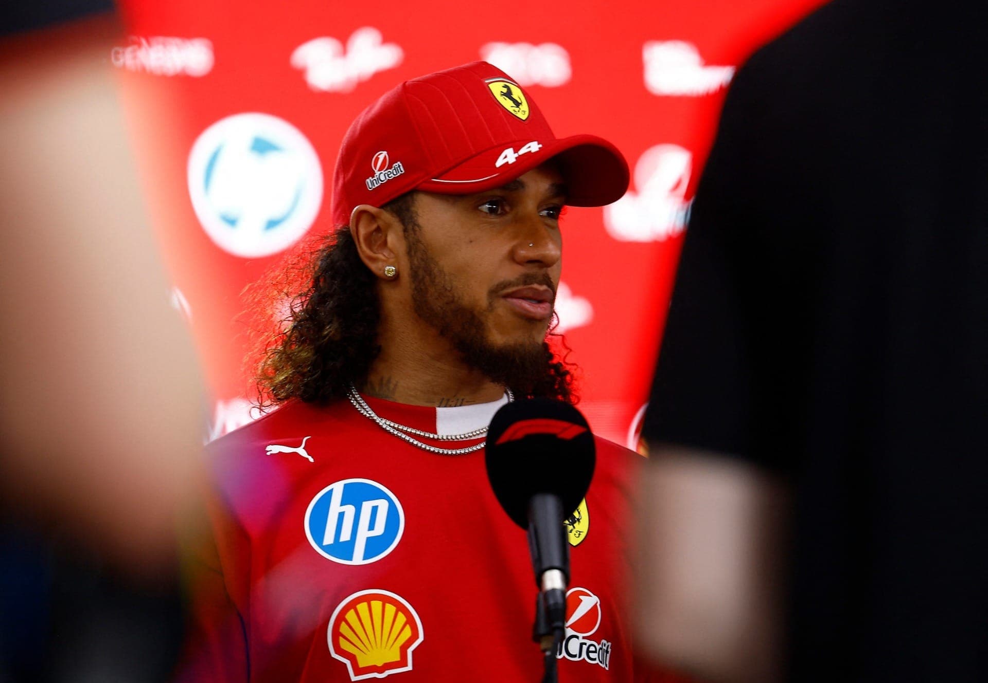 Hamilton joga balde de água fria em fãs da Ferrari: 'Não esperem por nada mágico'