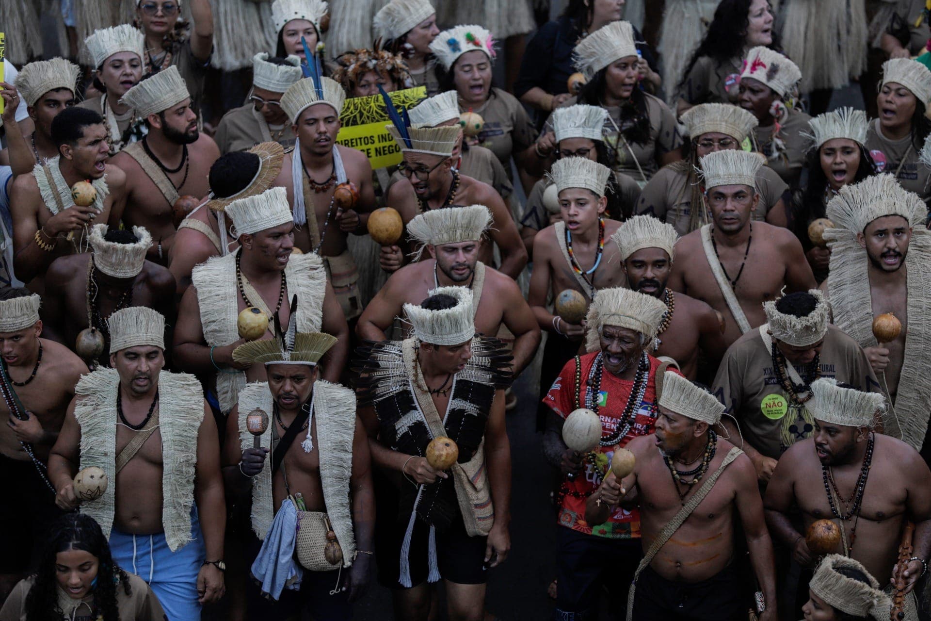 Indígenas de várias etnias participam da marcha do Acampamento Terra Livre (ATL)