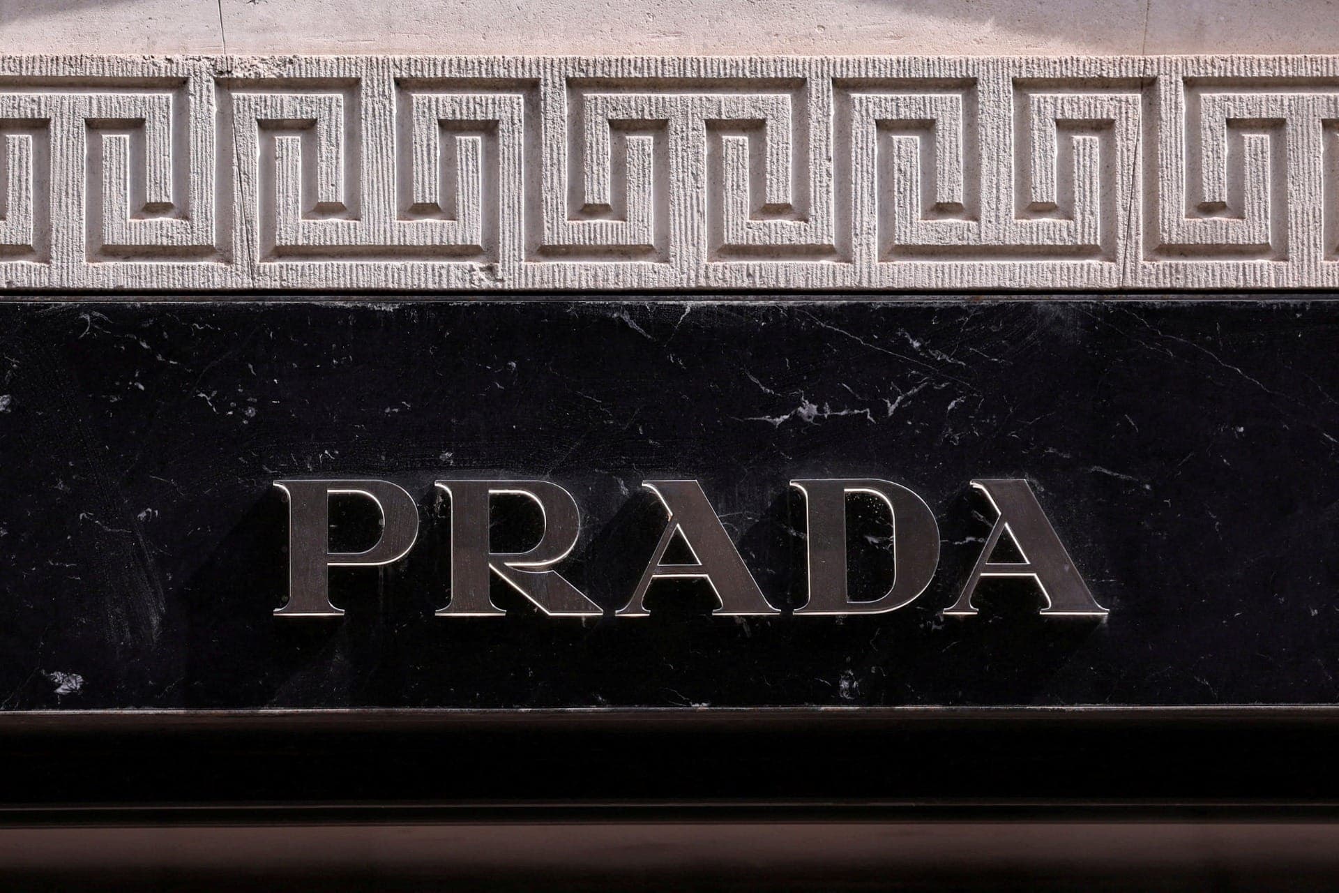 Logo na Prada do lado de fora de uma loja da marca em Milão